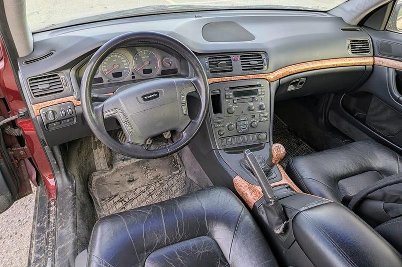 Begagnad Volvo S80 170 HK (125 kW) 2000 Röd med svarta dekaler som går att ta bort. Sedan