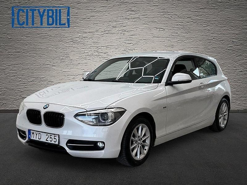 Vit (vit metallic ) Begagnad 2012 BMW 118 Sport Line Halvkombi | 89 900 kr (Marknadspris) - Bild 1/4
