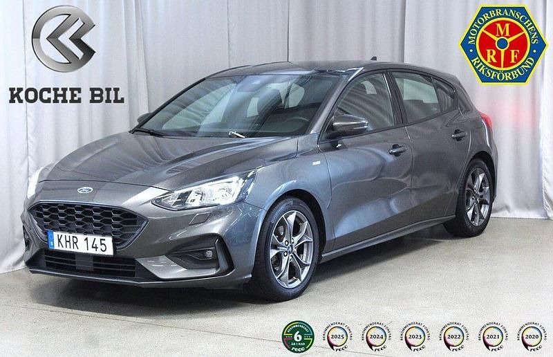 Grå Begagnad 2018 Ford Focus ST-Line Halvkombi | 144 900 kr (Marknadspris) - Bild 1/4