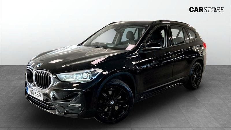 Svart Begagnad 2021 BMW X1 Sport Line SUV | 254 900 kr (Bra pris) - Bild 1/4