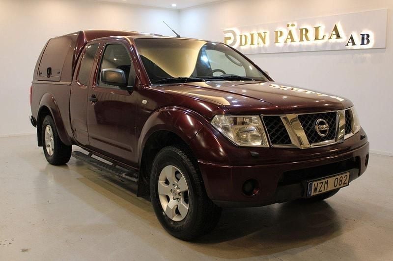 Mörkröd (röd) Begagnad 2006 Nissan Navara Pickup | 69 900 kr (Marknadspris) - Bild 1/4