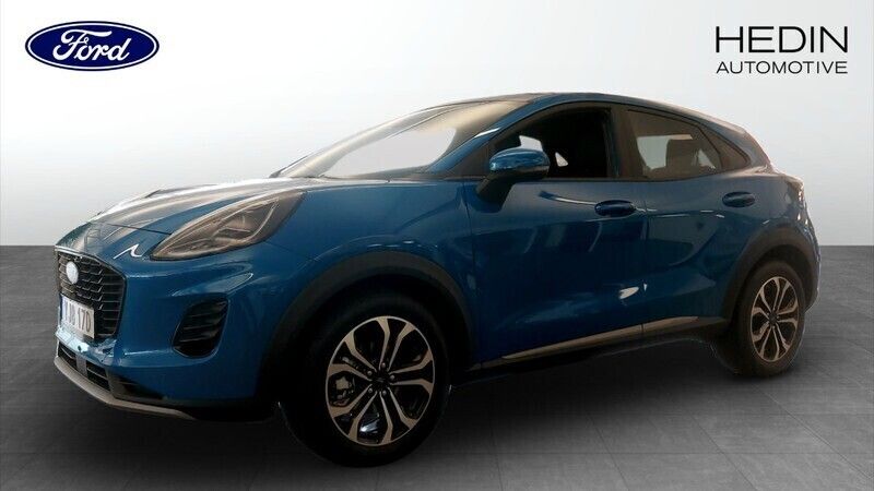 Blå (blue) Ny 2025 Ford Puma Titanium SUV | 361 700 kr (Dyr) - Bild 1/4