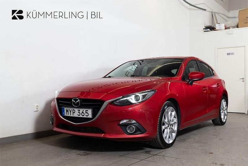 Röd Begagnad 2016 Mazda 3 Inclusive Halvkombi | 124 900 kr (Marknadspris) - Bild 1/4