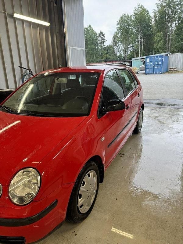 Röd Begagnad 2003 VW Polo Basis Halvkombi | 13 000 kr (Marknadspris) - Bild 1/4