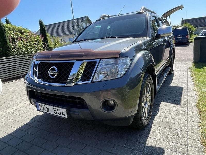 Grå Begagnad 2011 Nissan Navara Pickup | 97 500 kr (Marknadspris) - Bild 1/4