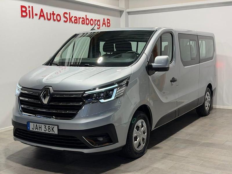 Grå Begagnad 2023 Renault Trafic Minibuss | 339 500 kr - Bild 1/4