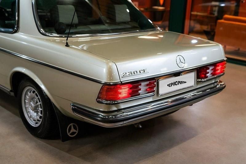 Begagnad Mercedes 230 136 HK (100 kW) 1983 Ljusgrön Sportkupé