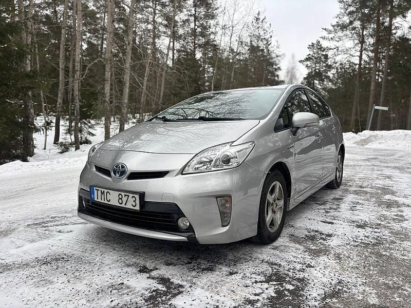 Begagnad Toyota Prius 136 HK (100 kW) 2012 Silver Halvkombi