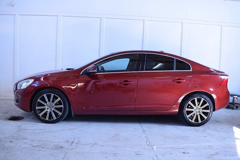 Röd (rödmetallic) Begagnad 2011 Volvo S60 Momentum Sedan | 99 900 kr (Marknadspris) - Bild 1/4
