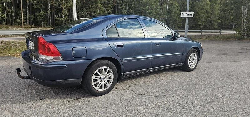 Blå Begagnad 2007 Volvo S60 Kinetic Sedan | 36 000 kr (Marknadspris) - Bild 1/4