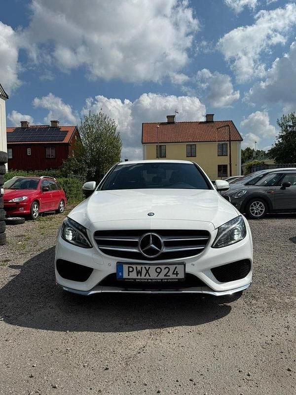 Vit Begagnad 2015 Mercedes C220 AMG line Sedan | 164 500 kr (Marknadspris) - Bild 1/4