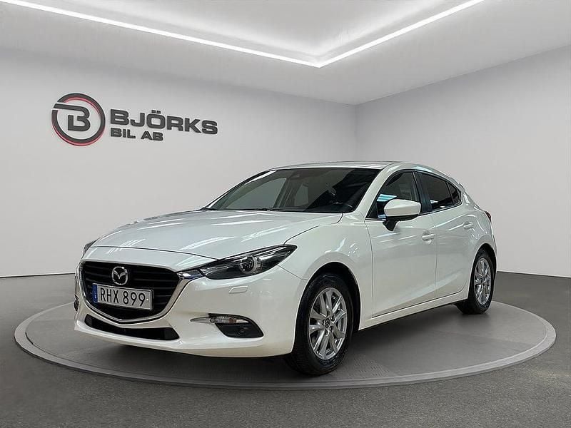 Vit Begagnad 2016 Mazda 3 Inclusive Halvkombi | 124 500 kr (Marknadspris) - Bild 1/4