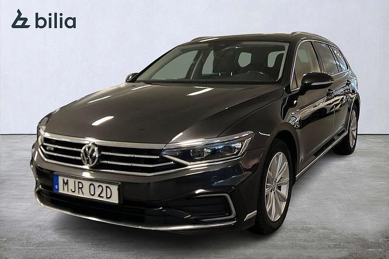 Mörkgrå Begagnad 2019 VW Passat GTE Kombi | 154 900 kr (Marknadspris) - Bild 1/4