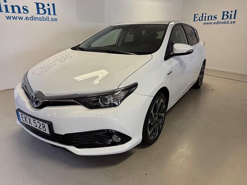 Vit Begagnad 2016 Toyota Auris Hybrid Active Halvkombi | 139 000 kr (Marknadspris) - Bild 1/4