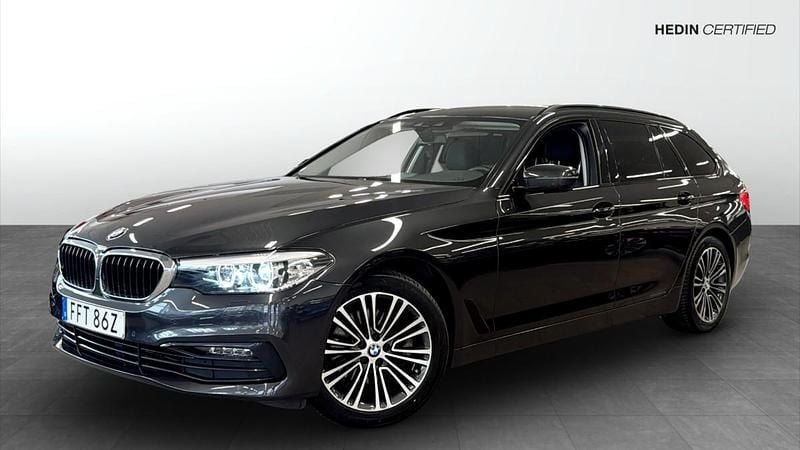 Grå (grey) Begagnad 2019 BMW 520 Sport Line Kombi | 319 900 kr (Marknadspris) - Bild 1/4