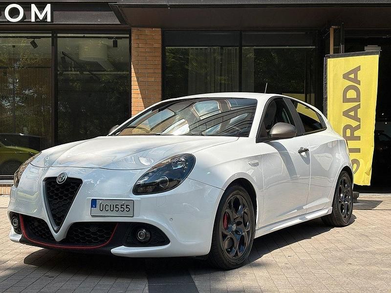 Vit Begagnad 2016 Alfa Romeo Giulietta Veloce Halvkombi | 169 900 kr - Bild 1/4