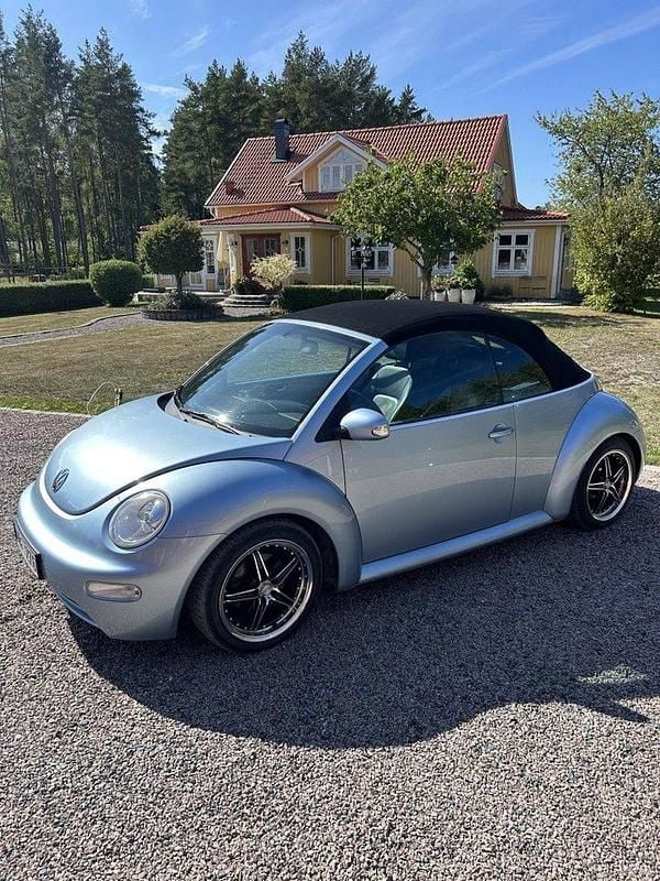Blå Begagnad 2004 VW Beetle Highline Cab | 73 900 kr (Marknadspris) - Bild 1/4