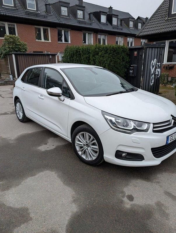 Vit Begagnad 2016 Citroën C4 Halvkombi | 88 000 kr (Lite dyr) - Bild 1/4
