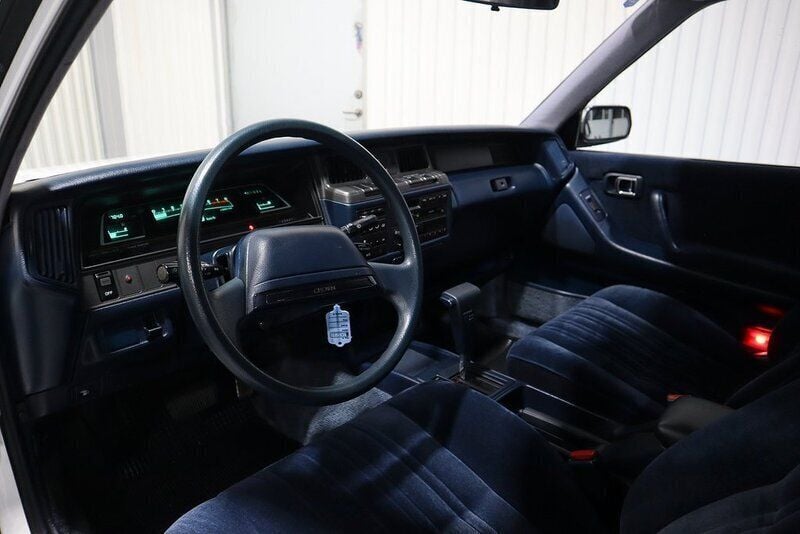 Begagnad Toyota Crown 200 HK (147 kW) 1988 Vit Sedan