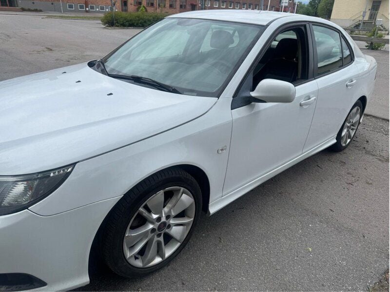 Vit Begagnad 2010 Saab 9-3 Vector Sedan | 43 000 kr (Bra pris) - Bild 1/4