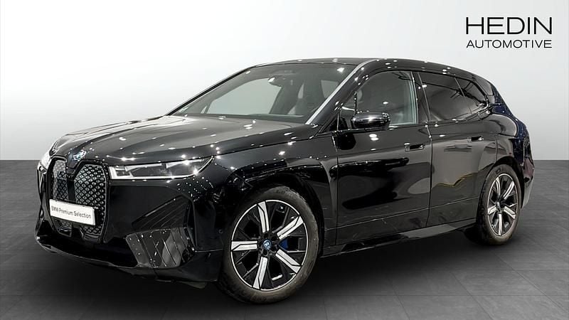 Begagnad 2022 BMW iX Comfort Edition SUV | 499 700 kr (Marknadspris) - Bild 1/4