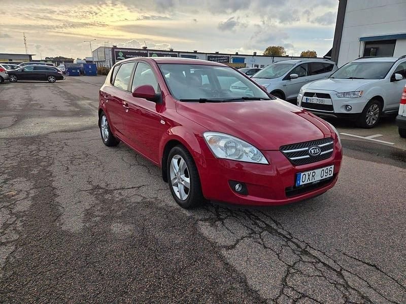 Röd Begagnad 2007 Kia Ceed EX Halvkombi | 45 900 kr (Bra pris) - Bild 1/4