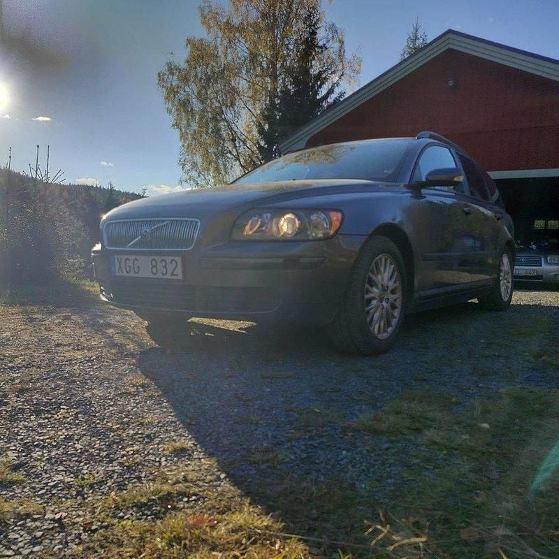 Grå Begagnad 2006 Volvo V50 Kombi | 47 000 kr (Lite dyr) - Bild 1/4