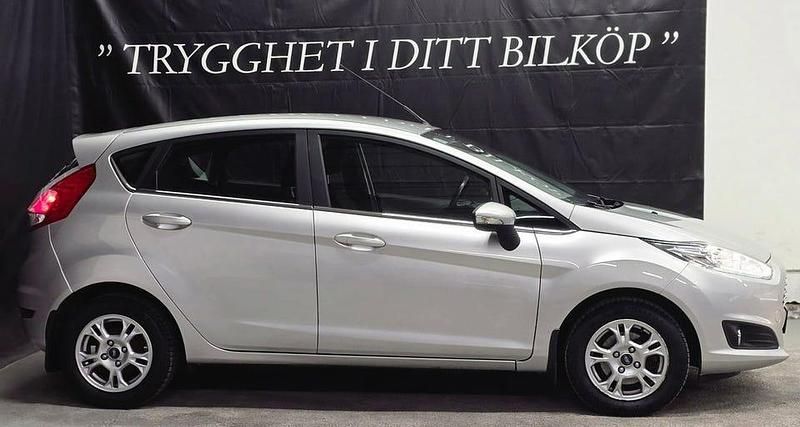 Begagnad Ford Fiesta 101 HK (74 kW) 2015 Grå Halvkombi