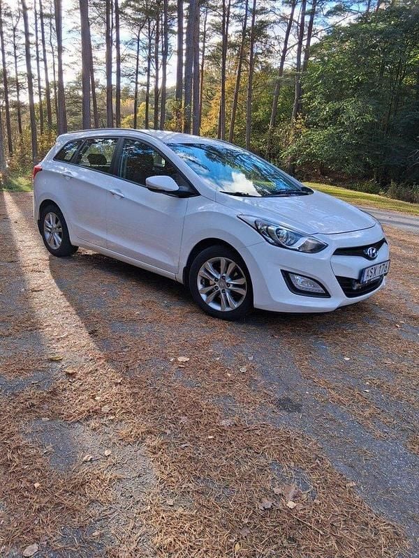 Vit Begagnad 2014 Hyundai i30 Kombi | 75 000 kr (Marknadspris) - Bild 1/4