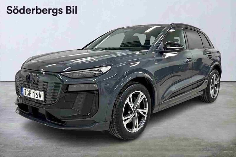 Grå Begagnad 2025 Audi Q6 e-tron SUV | 779 000 kr (Marknadspris) - Bild 1/1