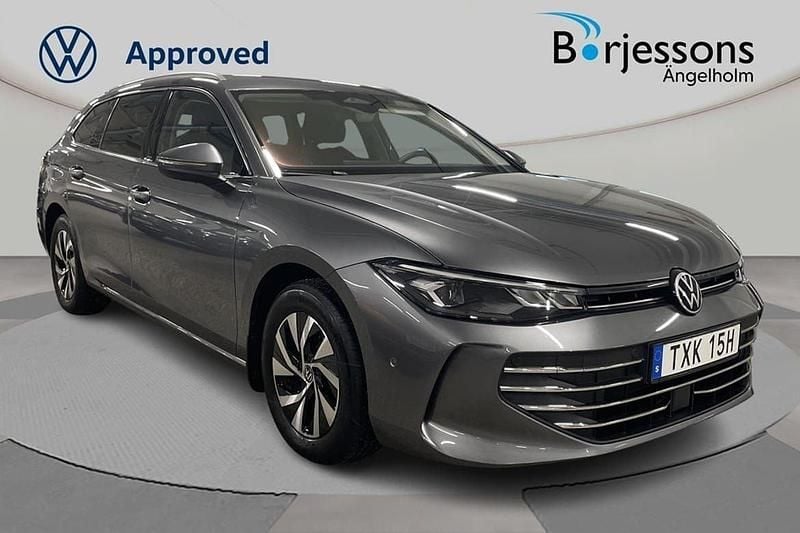 Mörkgrå (grå) Begagnad 2024 VW Passat Kombi | 349 000 kr (Lite dyr) - Bild 1/4