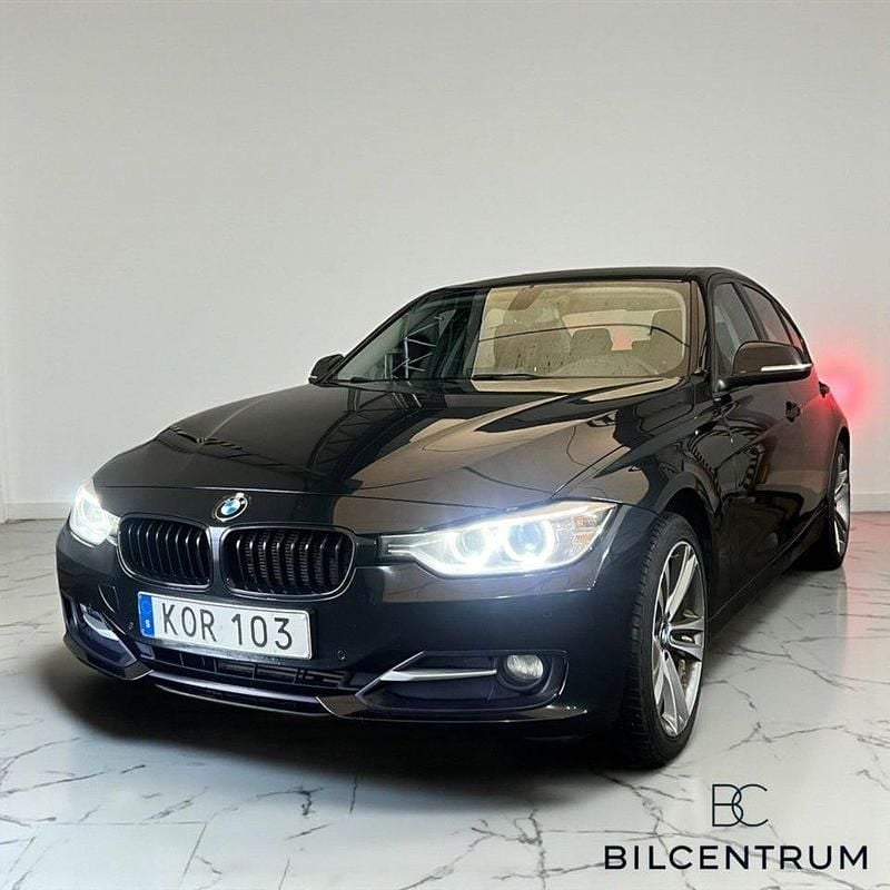 Svart Begagnad 2015 BMW 320 Sport Line Sedan | 154 900 kr (Marknadspris) - Bild 1/4