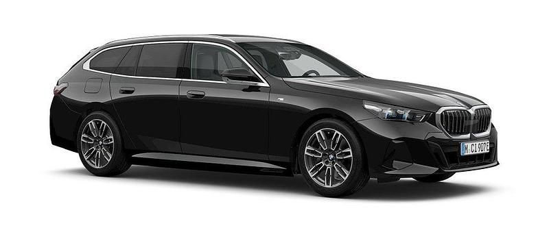 Svart Ny 2025 BMW 530e Comfort Edition Kombi | 798 500 kr (Lite dyr) - Bild 1/3
