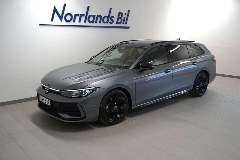 Mörkgrå (diabase grey metallic) Begagnad 2025 VW Passat R-line Kombi | 499 900 kr - Bild 1/4