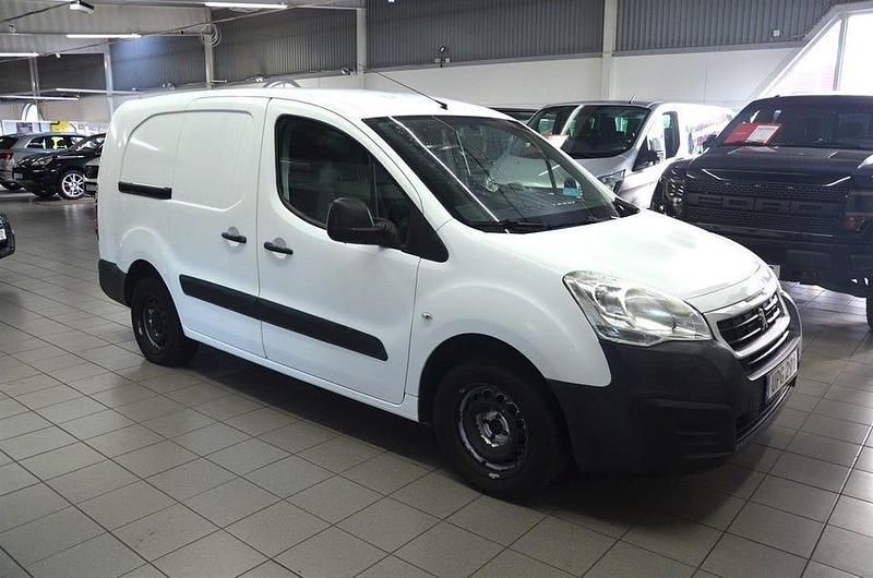 Vit Begagnad 2017 Peugeot Partner Minibuss | 109 900 kr (Lite dyr) - Bild 1/4