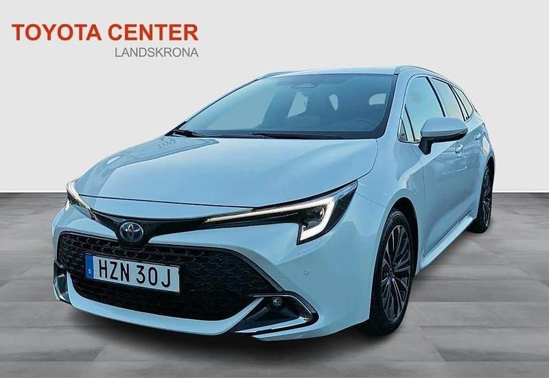 Vit Begagnad 2023 Toyota Corolla Style Kombi | 284 900 kr (Marknadspris) - Bild 1/4