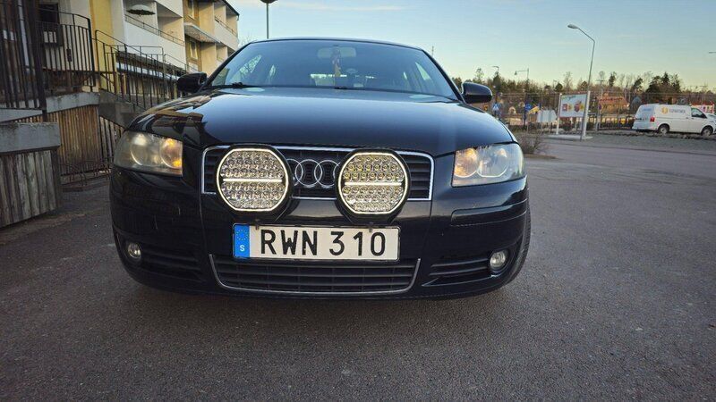 Svart Begagnad 2005 Audi A3 Halvkombi | 25 000 kr (Marknadspris) - Bild 1/4