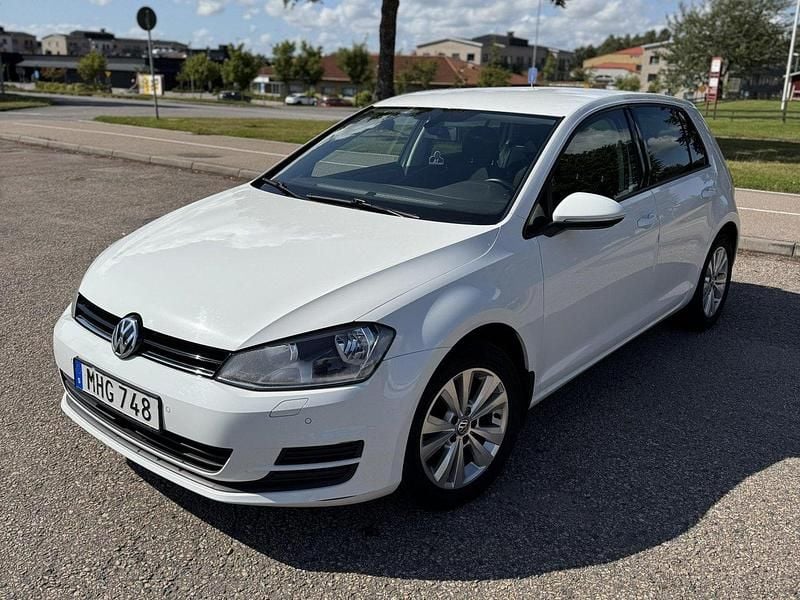 Vit Begagnad 2016 VW Golf VII Halvkombi | 89 000 kr (Bra pris) - Bild 1/4