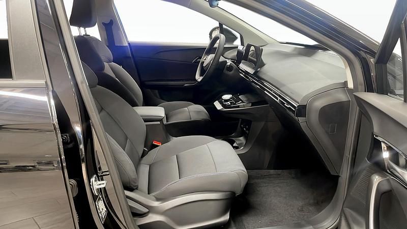 Begagnad MG MG4 EV 125 kW (170 HK) 2024 Svart Halvkombi