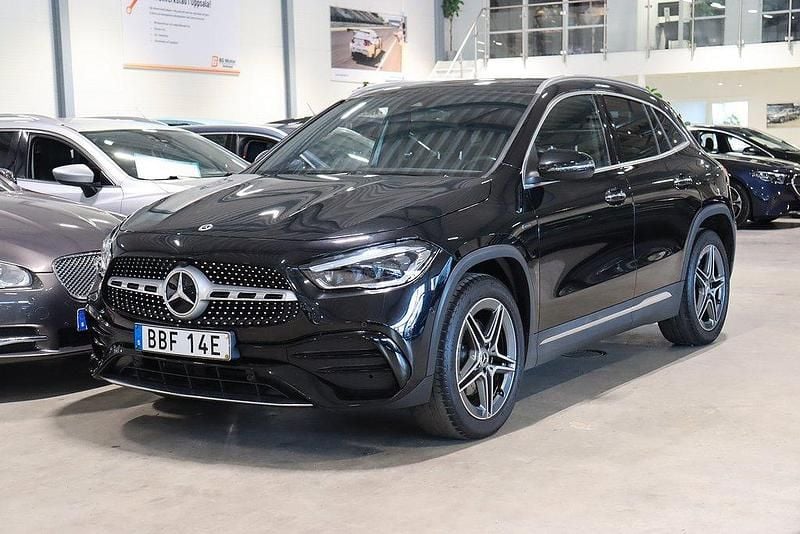 Svart Begagnad 2020 Mercedes GLA250 AMG SUV | 379 900 kr (Marknadspris) - Bild 1/4