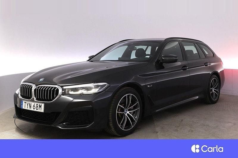 Grå Begagnad 2022 BMW 530e M Sport Kombi | 429 900 kr (Marknadspris) - Bild 1/4