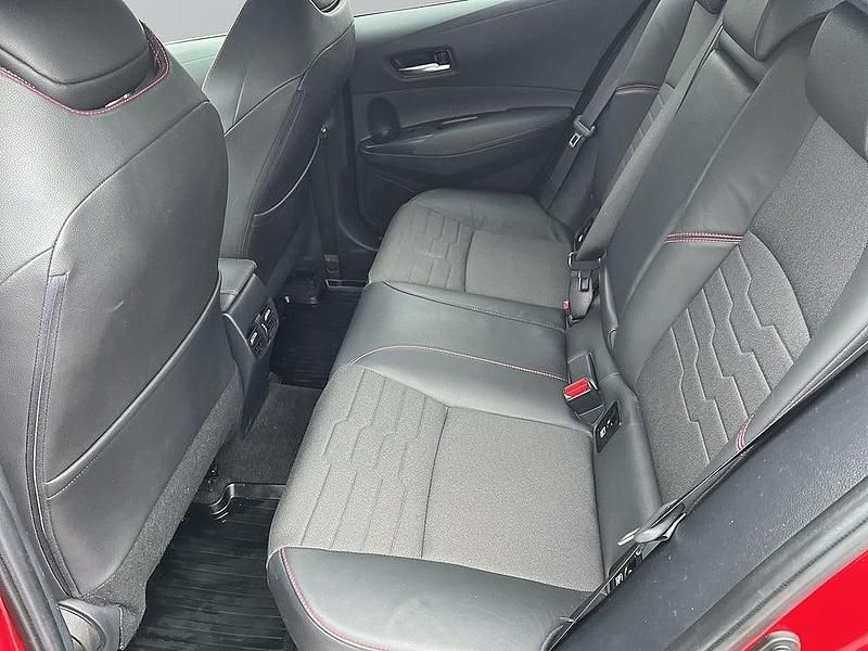 Begagnad Toyota Corolla Hybrid Executive 124 HK (91 kW) 2019 Röd Halvkombi