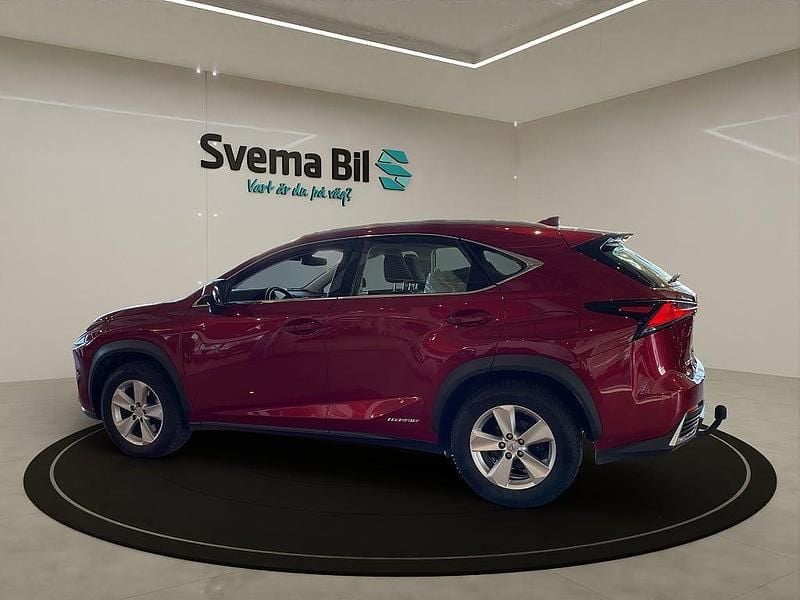 Begagnad Lexus NX300h 197 HK (144 kW) 2020 Matador red mica metallic SUV