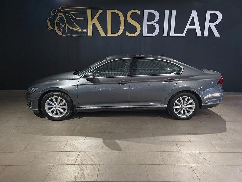 Mörkgrå Begagnad 2016 VW Passat GTE Sedan | 185 000 kr (Marknadspris) - Bild 1/4