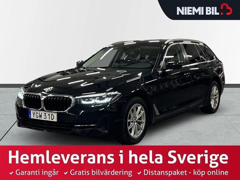 Svart Begagnad 2021 BMW 520 Kombi | 329 900 kr (Marknadspris) - Bild 1/3
