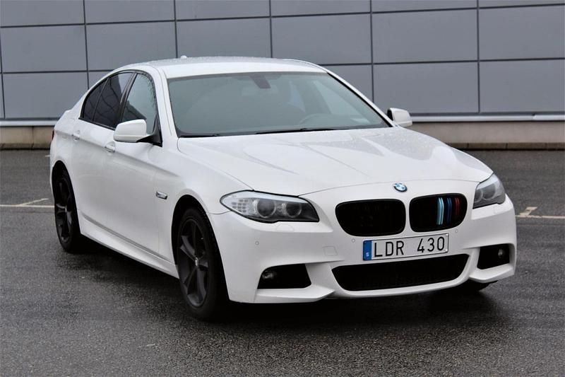 Vit Begagnad 2013 BMW 520 M Sport Sedan | 120 000 kr (Bra pris) - Bild 1/4