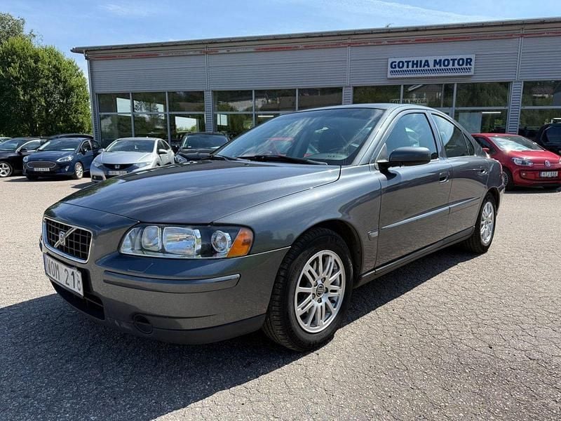 Grå (grå metallic) Begagnad 2005 Volvo S60 Business Edition Sedan | 29 900 kr (Marknadspris) - Bild 1/4