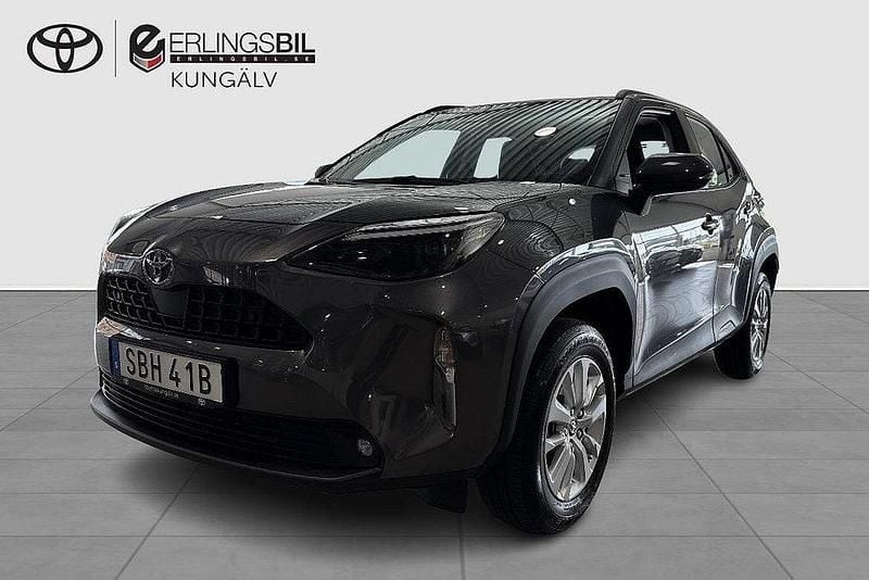 Mörkgrå Begagnad 2024 Toyota Yaris Cross Active SUV | 289 900 kr (Marknadspris) - Bild 1/4