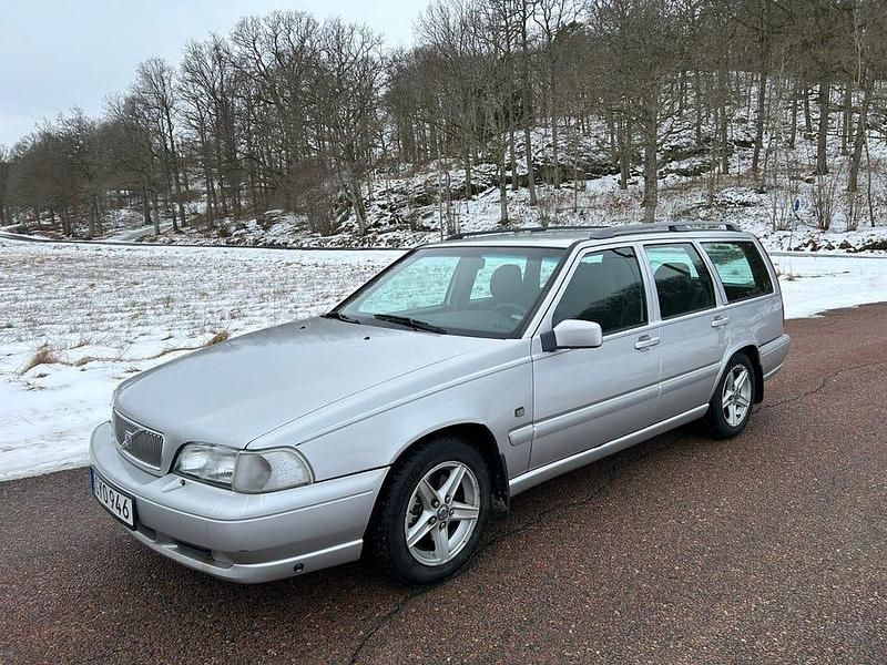 Begagnad Volvo V70 170 HK (125 kW) 2000 Silver metallic Kombi