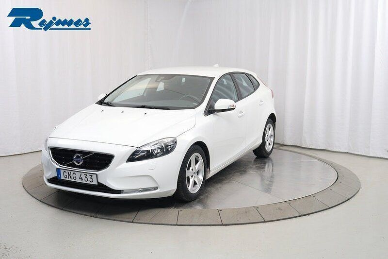 Vit Begagnad 2015 Volvo V40 Kinetic Kombi | 129 800 kr (Marknadspris) - Bild 1/4